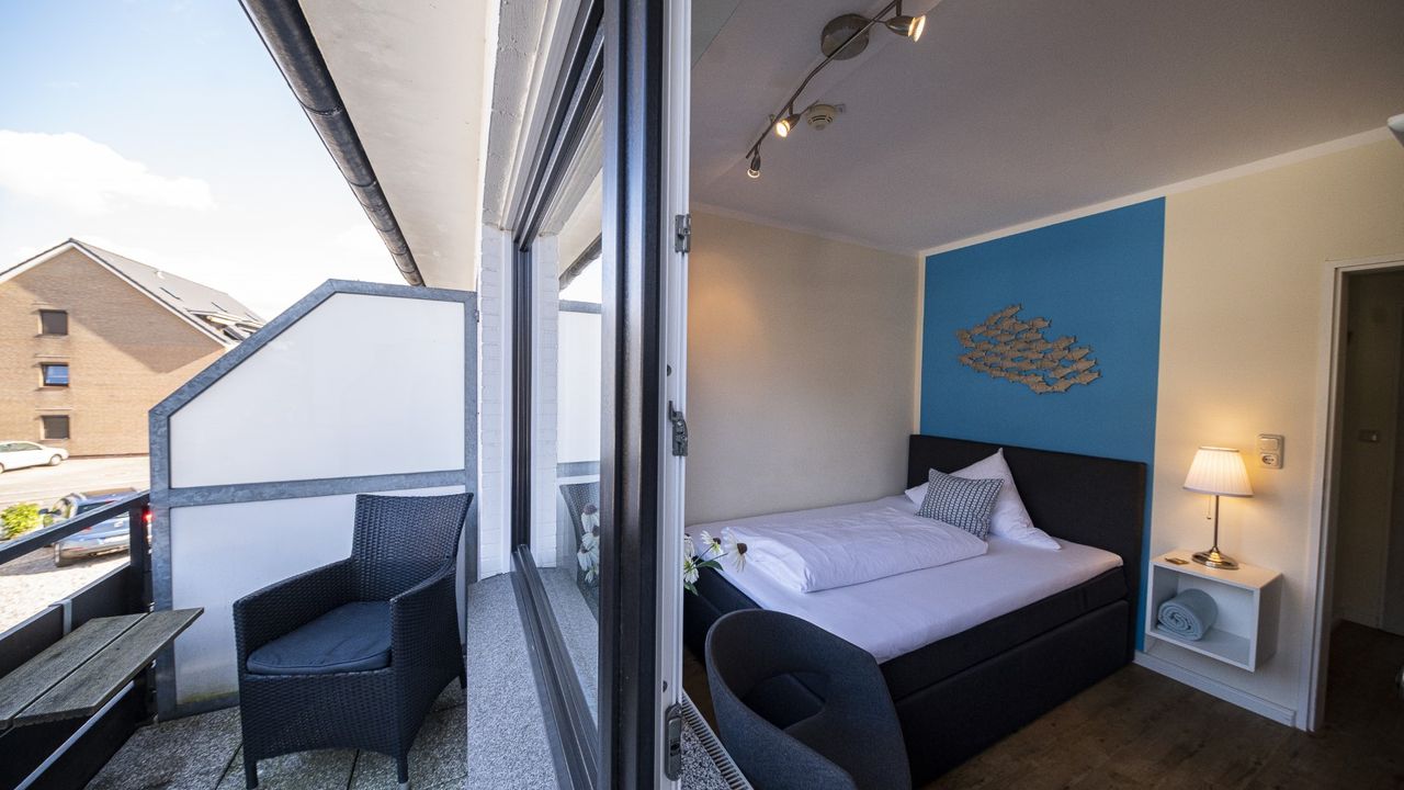 größeres Zimmer mit Balkon und 140cm Bett größeres Zimmer mit Balkon und 140cm Bett